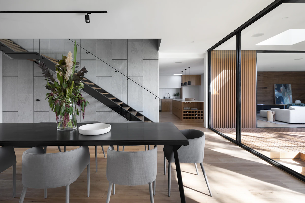 Comedor contemporáneo conectado a una terraza mediante grandes ventanales